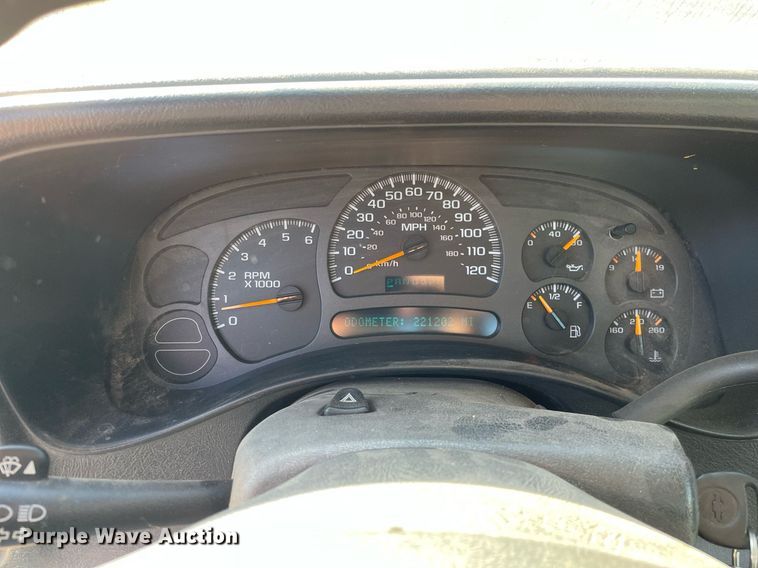 image for item LV9927 2003 Chevrolet Silverado 2500HD  utility bed pickup truck