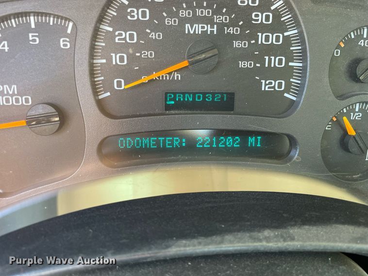 image for item LV9927 2003 Chevrolet Silverado 2500HD  utility bed pickup truck