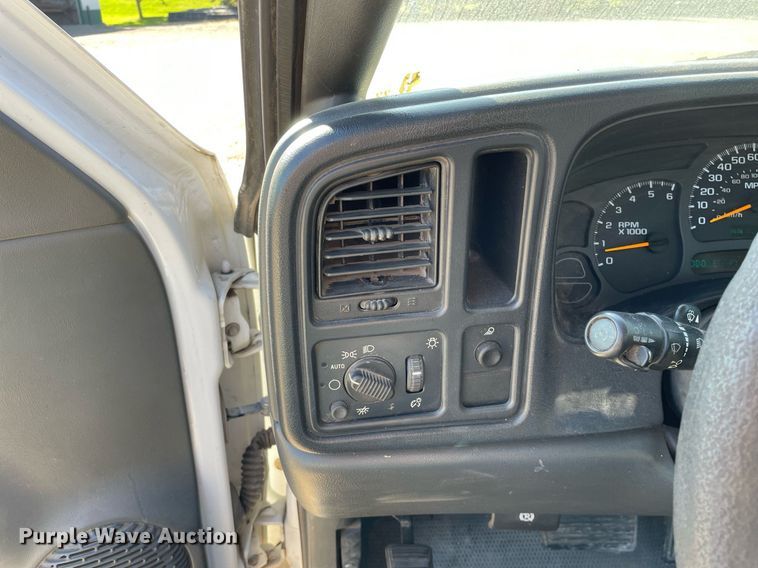 image for item LV9927 2003 Chevrolet Silverado 2500HD  utility bed pickup truck