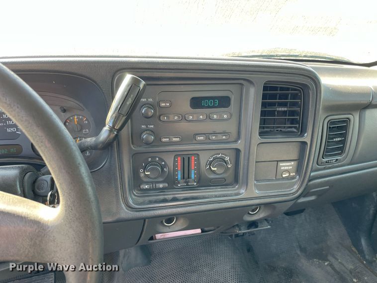 image for item LV9927 2003 Chevrolet Silverado 2500HD  utility bed pickup truck