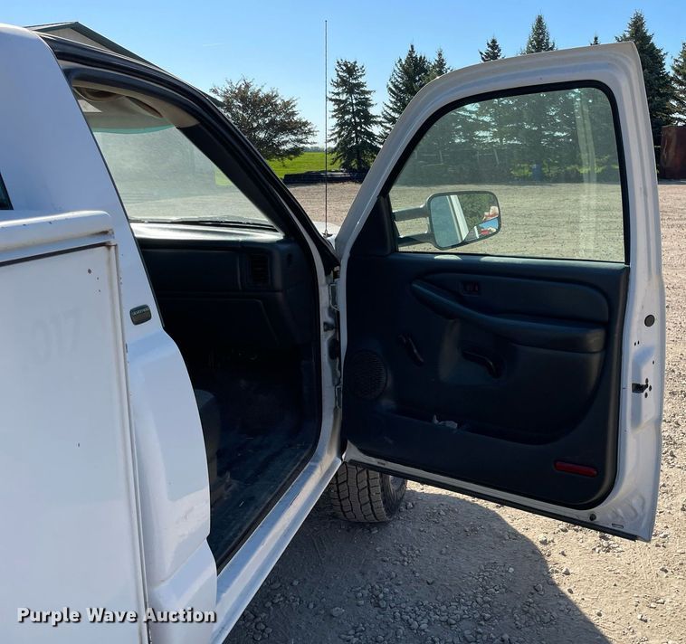 image for item LV9927 2003 Chevrolet Silverado 2500HD  utility bed pickup truck