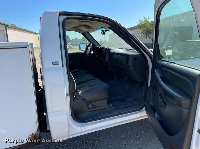 image for item LV9927 2003 Chevrolet Silverado 2500HD  utility bed pickup truck