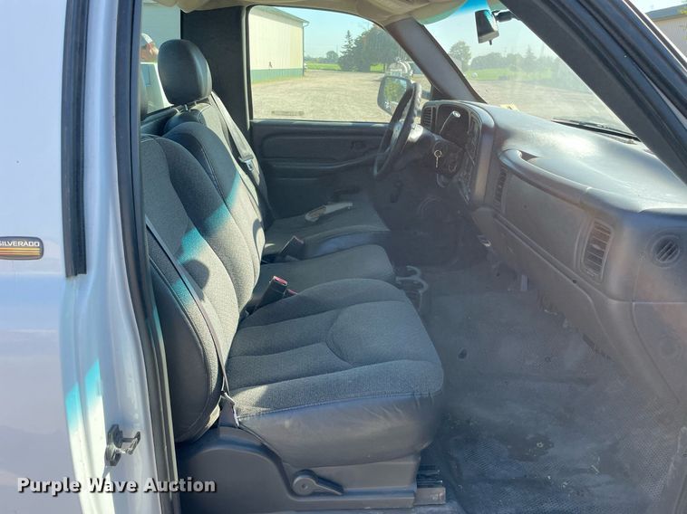 image for item LV9927 2003 Chevrolet Silverado 2500HD  utility bed pickup truck