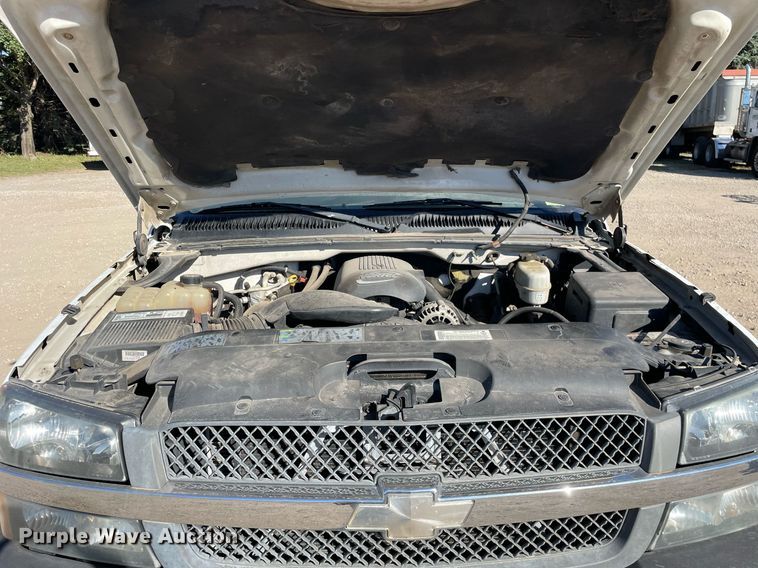 image for item LV9927 2003 Chevrolet Silverado 2500HD  utility bed pickup truck