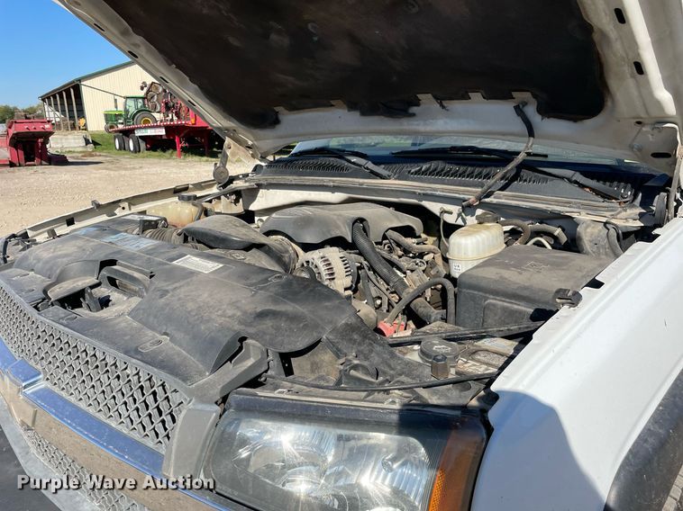 image for item LV9927 2003 Chevrolet Silverado 2500HD  utility bed pickup truck