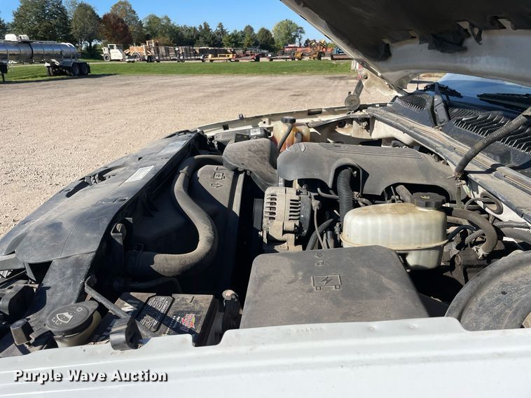 image for item LV9927 2003 Chevrolet Silverado 2500HD  utility bed pickup truck