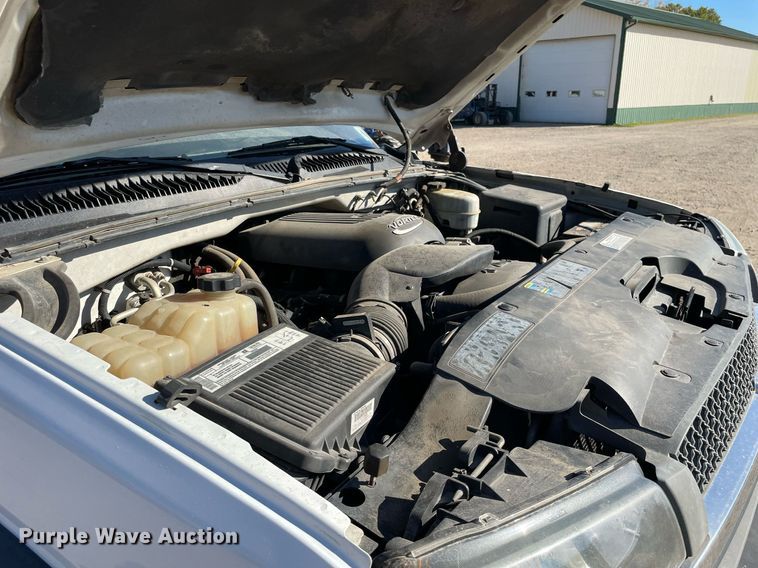 image for item LV9927 2003 Chevrolet Silverado 2500HD  utility bed pickup truck