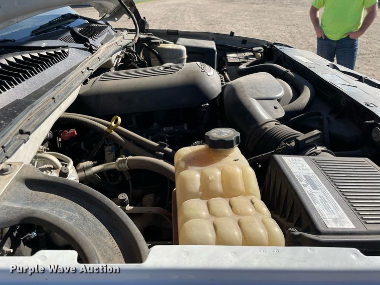 image for item LV9927 2003 Chevrolet Silverado 2500HD  utility bed pickup truck