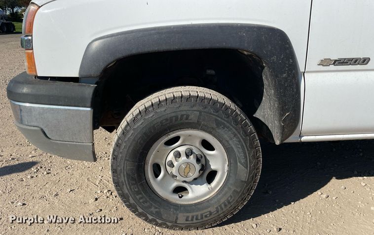 image for item LV9927 2003 Chevrolet Silverado 2500HD  utility bed pickup truck