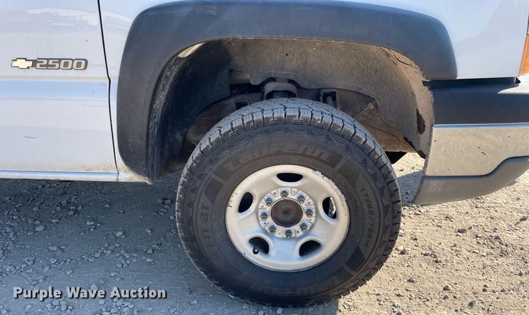 image for item LV9927 2003 Chevrolet Silverado 2500HD  utility bed pickup truck