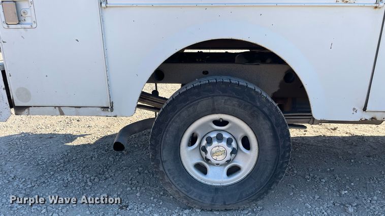 image for item LV9927 2003 Chevrolet Silverado 2500HD  utility bed pickup truck