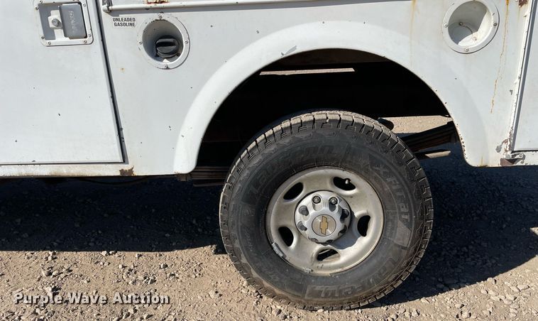 image for item LV9927 2003 Chevrolet Silverado 2500HD  utility bed pickup truck