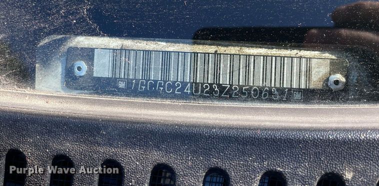 image for item LV9927 2003 Chevrolet Silverado 2500HD  utility bed pickup truck