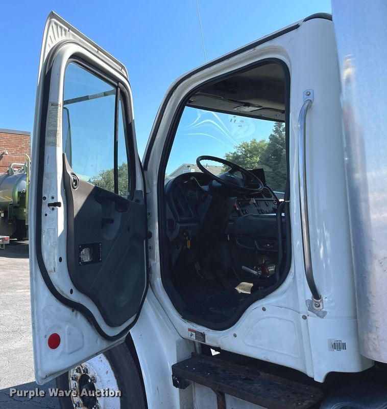 image for item LV9935 2014 Freightliner M2  box truck