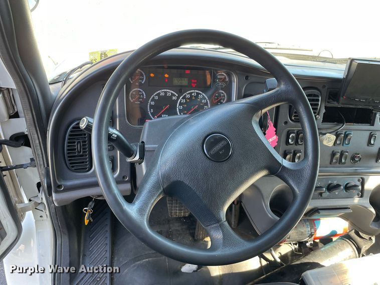 image for item LV9935 2014 Freightliner M2  box truck