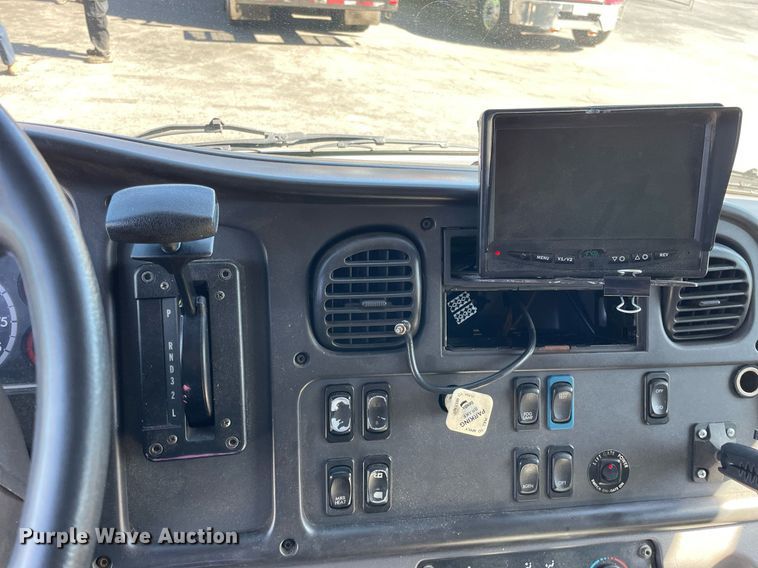 image for item LV9935 2014 Freightliner M2  box truck