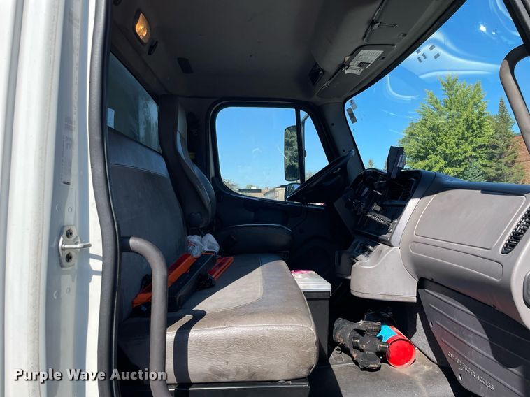 image for item LV9935 2014 Freightliner M2  box truck