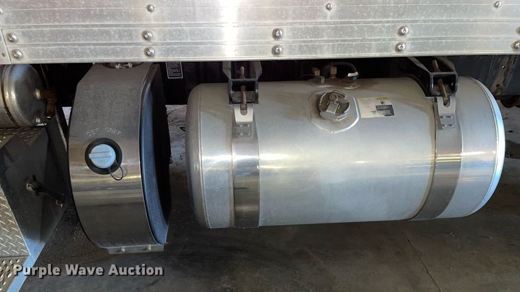 image for item LV9938 2012 Peterbilt 337  box truck