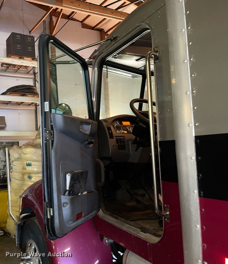 image for item LV9938 2012 Peterbilt 337  box truck