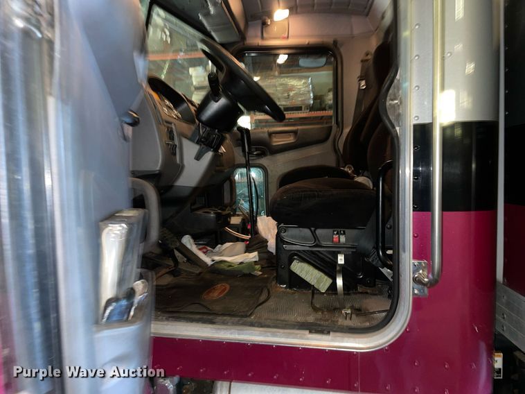 image for item LV9938 2012 Peterbilt 337  box truck