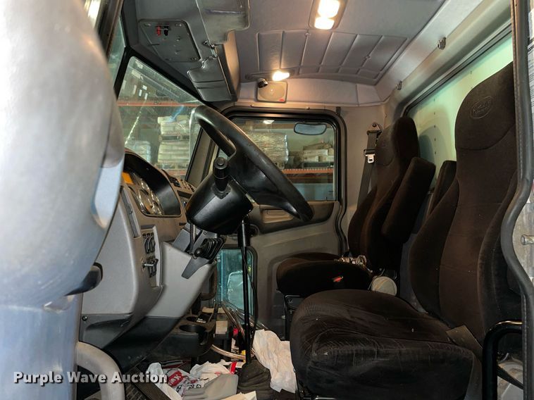 image for item LV9938 2012 Peterbilt 337  box truck