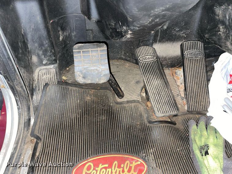 image for item LV9938 2012 Peterbilt 337  box truck