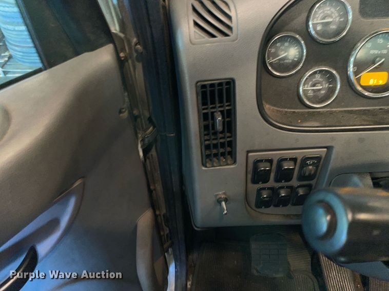 image for item LV9938 2012 Peterbilt 337  box truck