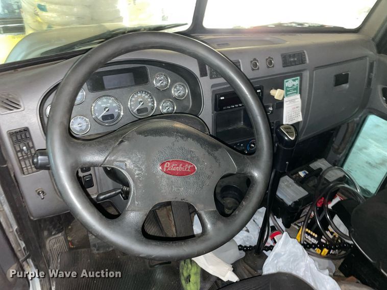 image for item LV9938 2012 Peterbilt 337  box truck