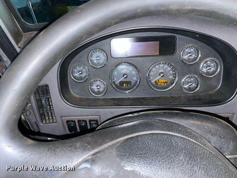 image for item LV9938 2012 Peterbilt 337  box truck