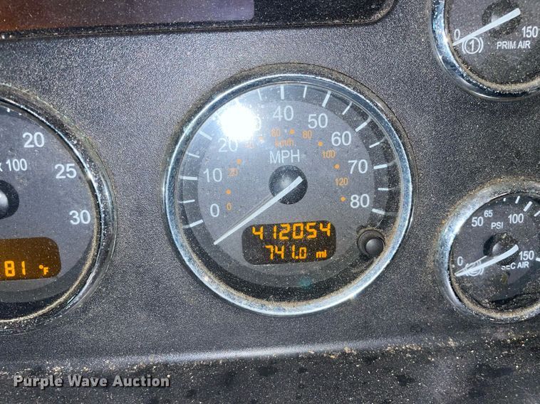 image for item LV9938 2012 Peterbilt 337  box truck