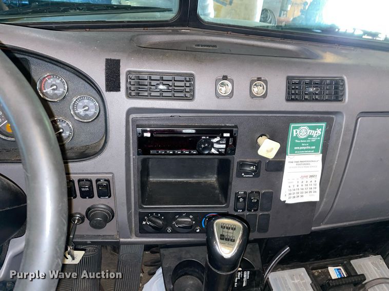 image for item LV9938 2012 Peterbilt 337  box truck