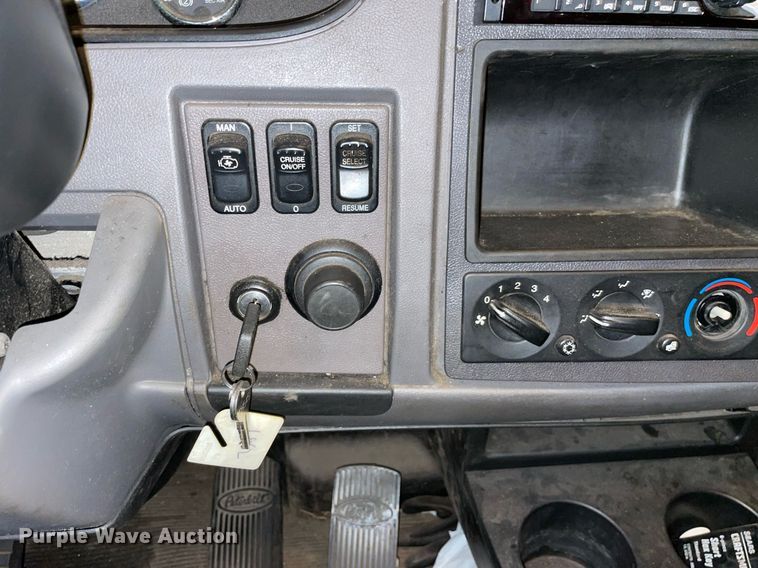 image for item LV9938 2012 Peterbilt 337  box truck