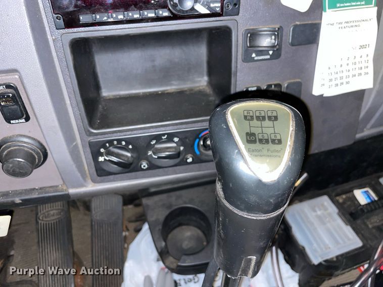 image for item LV9938 2012 Peterbilt 337  box truck