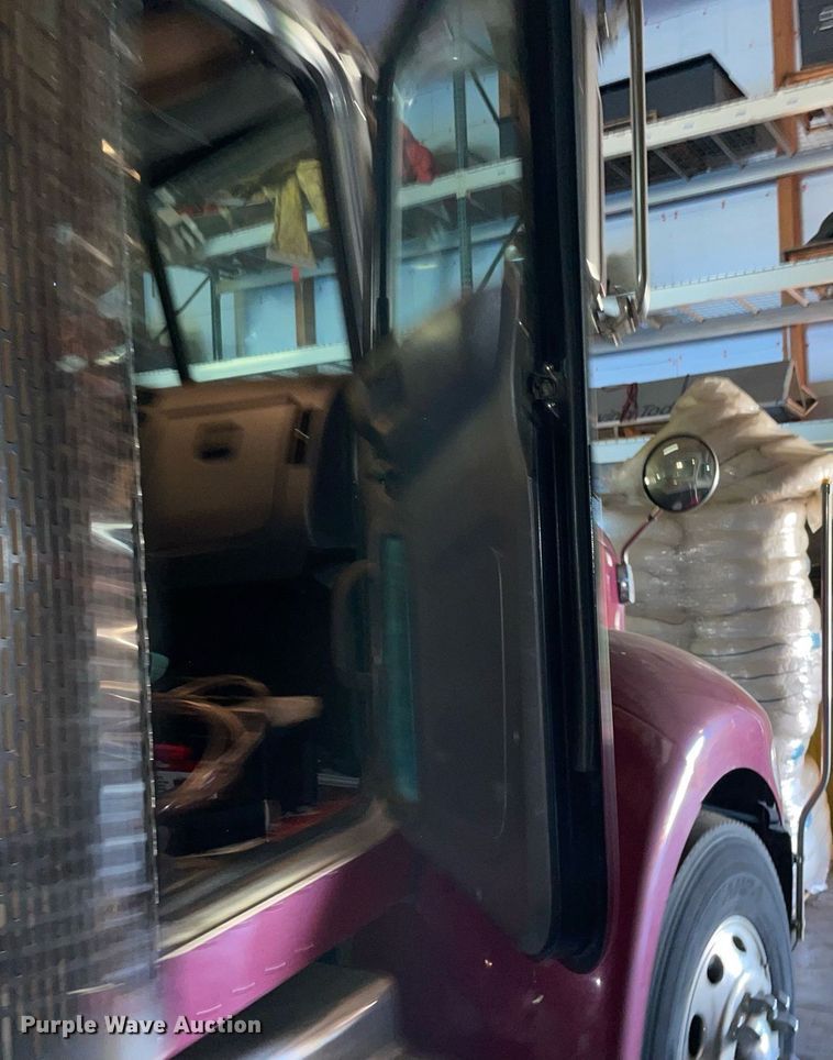 image for item LV9938 2012 Peterbilt 337  box truck