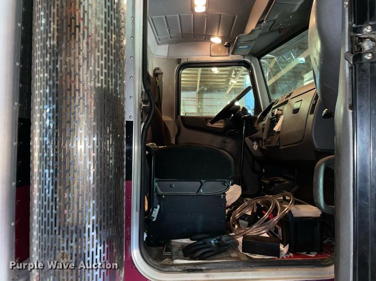 image for item LV9938 2012 Peterbilt 337  box truck