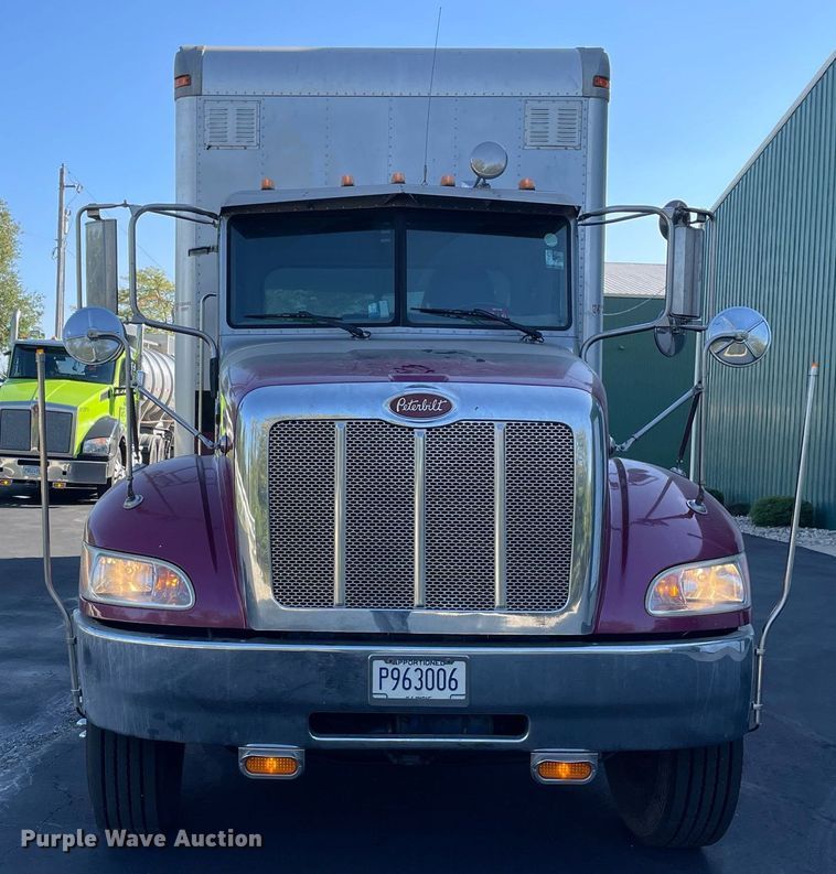 image for item LV9939 2007 Peterbilt 330  box truck