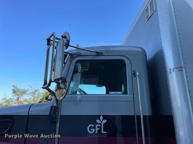 image for item LV9939 2007 Peterbilt 330  box truck