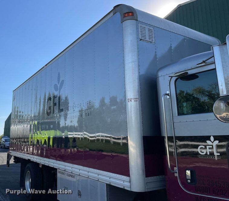 image for item LV9939 2007 Peterbilt 330  box truck