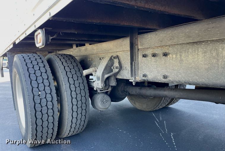 image for item LV9939 2007 Peterbilt 330  box truck