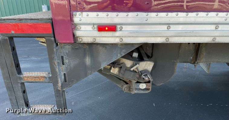 image for item LV9939 2007 Peterbilt 330  box truck