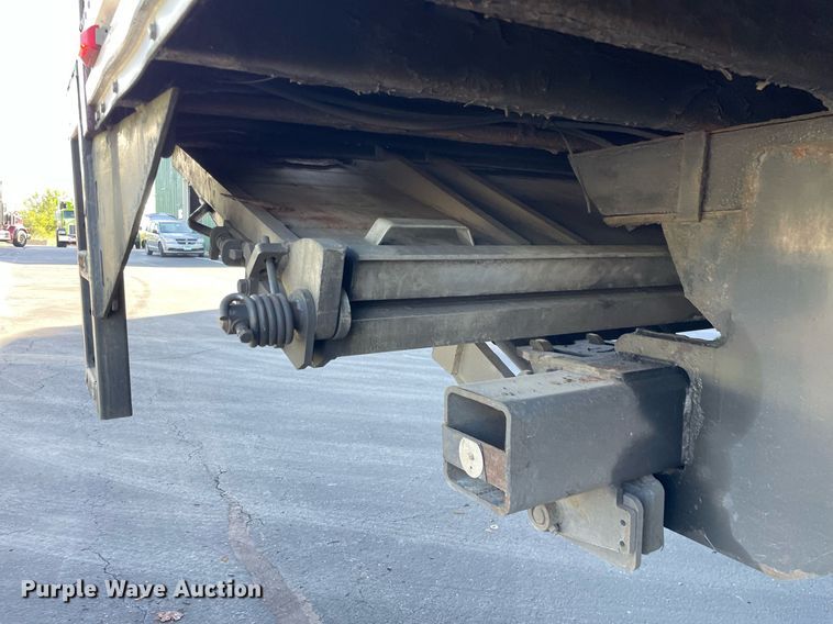 image for item LV9939 2007 Peterbilt 330  box truck