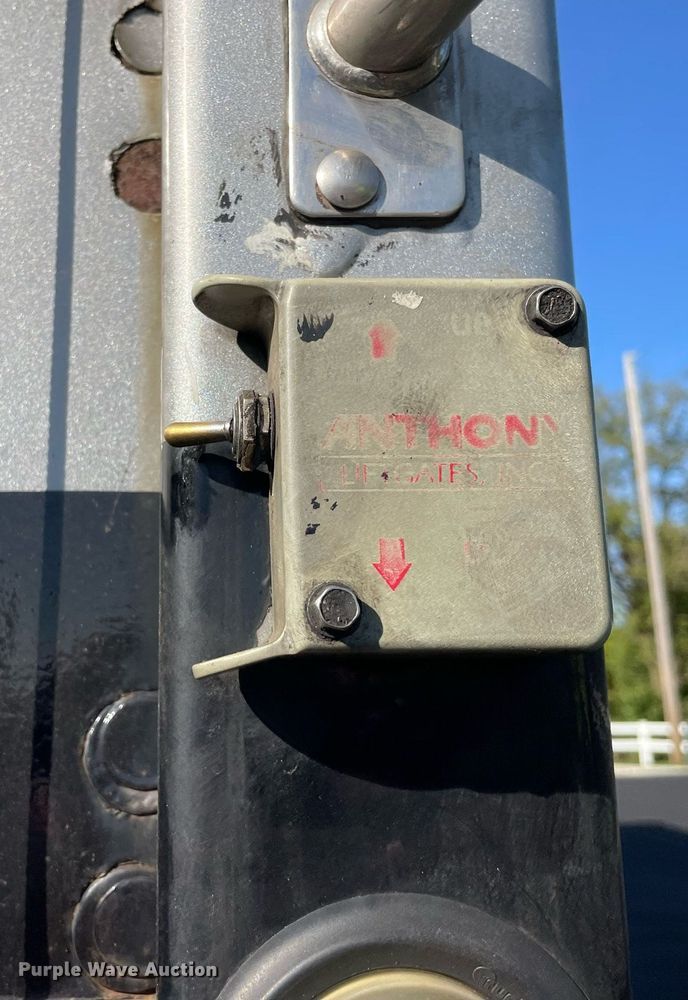 image for item LV9939 2007 Peterbilt 330  box truck