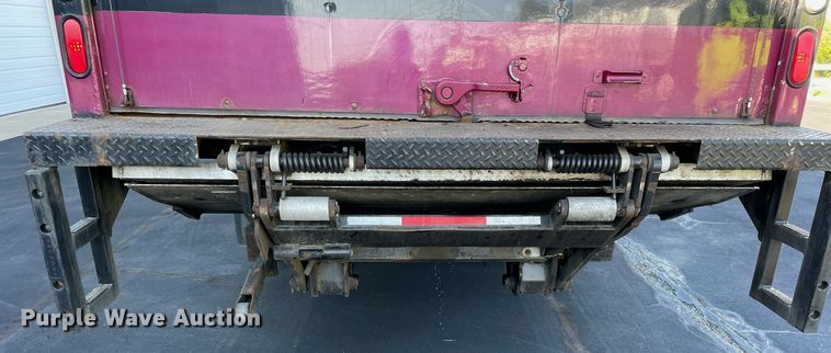 image for item LV9939 2007 Peterbilt 330  box truck