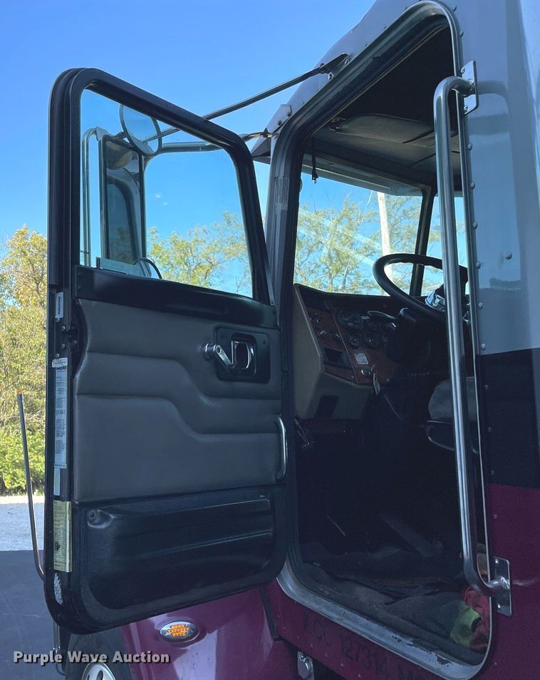 image for item LV9939 2007 Peterbilt 330  box truck