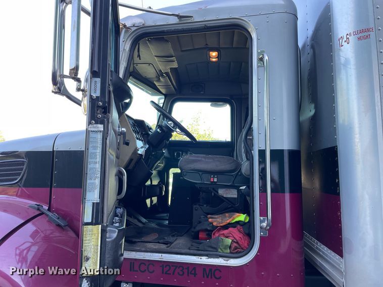 image for item LV9939 2007 Peterbilt 330  box truck