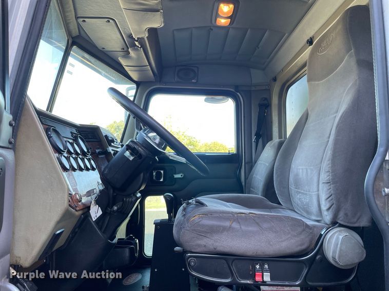 image for item LV9939 2007 Peterbilt 330  box truck