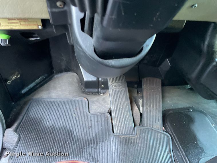 image for item LV9939 2007 Peterbilt 330  box truck