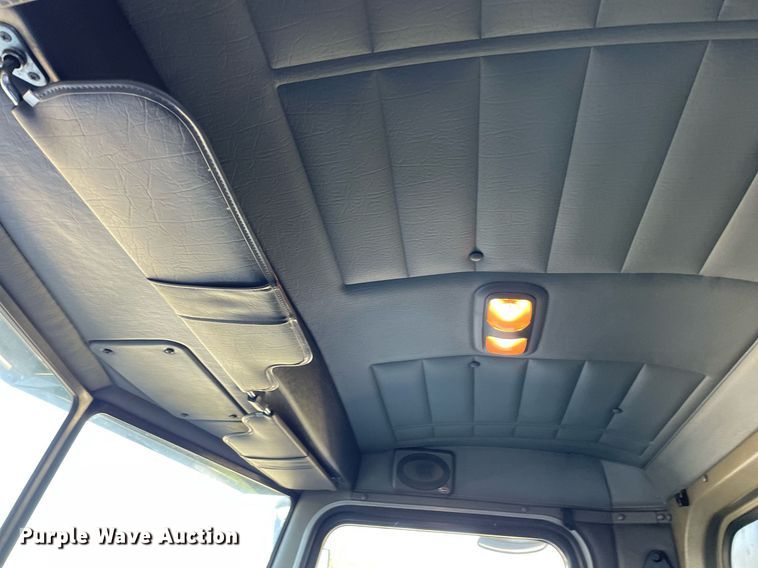 image for item LV9939 2007 Peterbilt 330  box truck