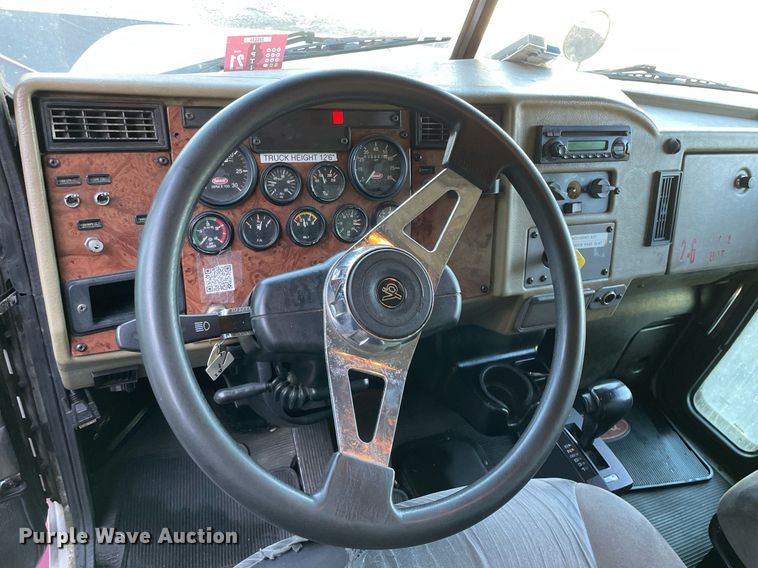 image for item LV9939 2007 Peterbilt 330  box truck