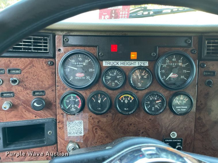 image for item LV9939 2007 Peterbilt 330  box truck